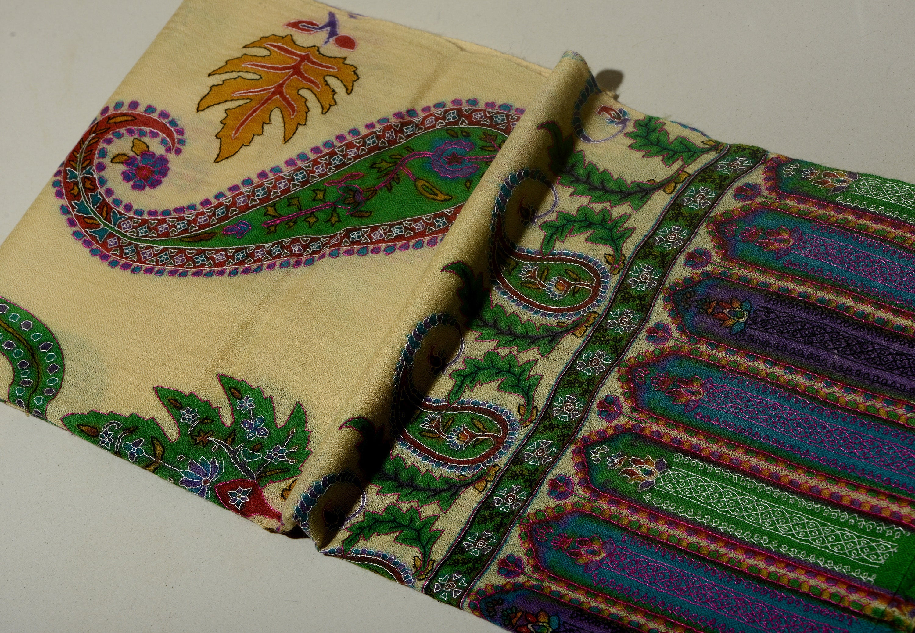 PAISLEY FLORAL Exquisite Kalamkari Kani Stole with Hand embroidery - Natural Cream